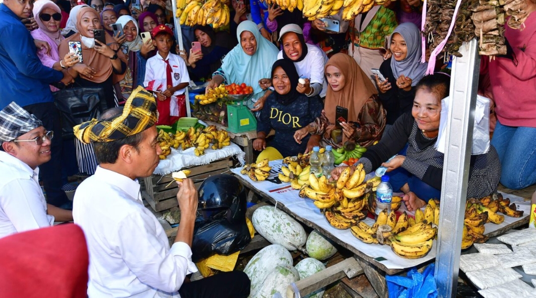 Presiden Jokowi Berkunjung ke Pasar Laino Raha, Disambut Lautan Masyarakat yang ada Disekitarnya