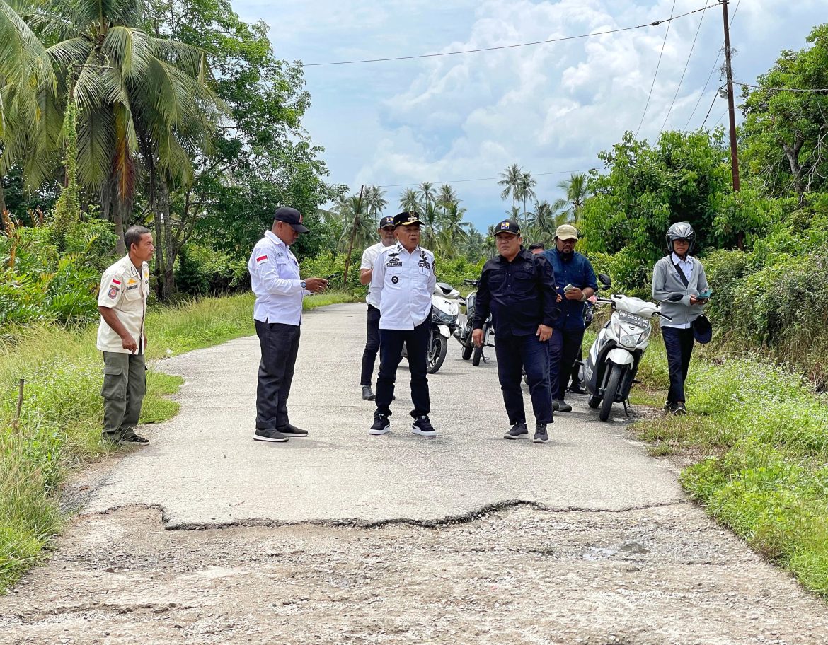 Tinjau Jalan Rusak, Bupati Asmar Pastikan Segera Dibangun dan Diperbaiki  MERANTI – Pelaksana