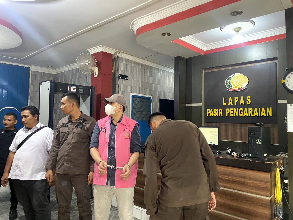 *Kejari Rohul Terima Berkas Tahap II Perkara Korupsi BBM & Gas di Dinas Perkim*