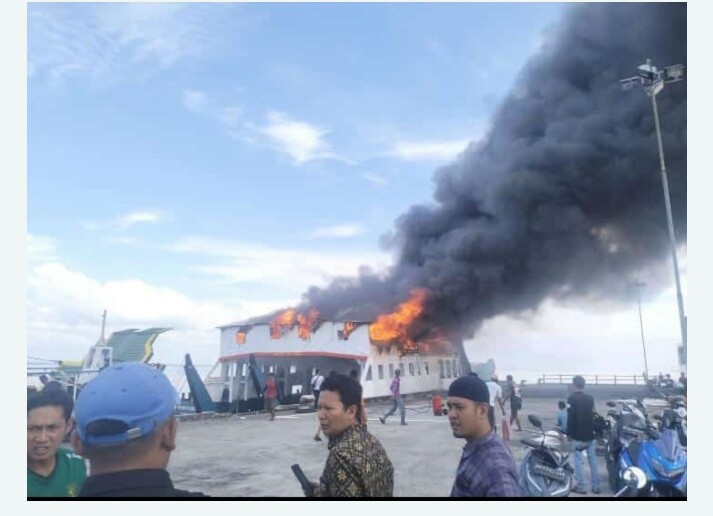 KMP permata Lestari I terbakar Dipelabuhan kargo Air