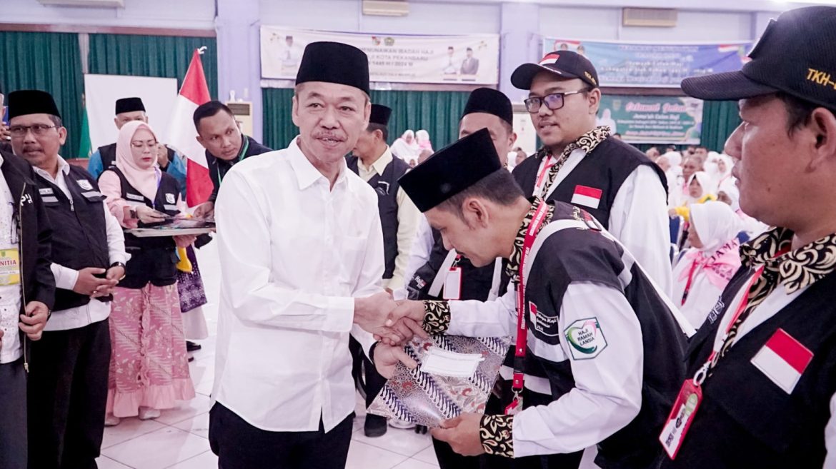 *Bupati Rohil Lepas 393 Jemaah Calon Haji Kloter 14 Embarkasi Batam*