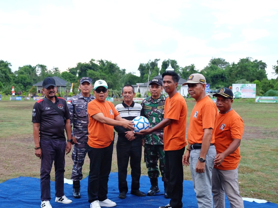 H.Asmar Buka Turnamen Sepak Bola Karang Taruna Desa Banglas