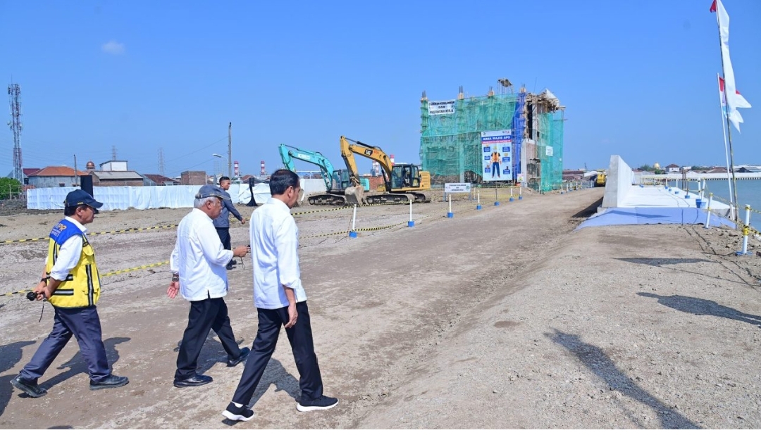 Presiden Jokowi Melakukan Peninjauan Langsung ke Proyek Pengendalian Banjir Rob di Tambak Lorok Kota Semarang. 