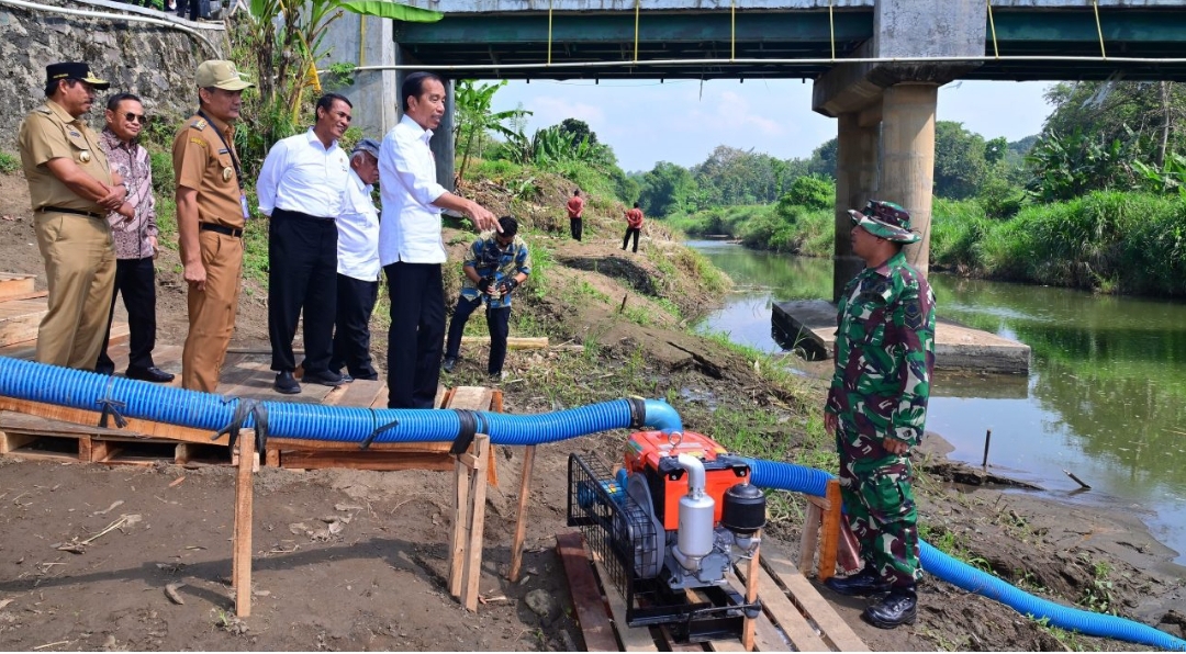 Presiden Jokowi Meninjau Pelaksanaan Pemberian Bantuan Pompa Air untuk Pengairan Sawah