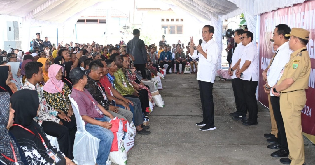 Presiden jokowi Beri Bantuan Cadangan Pangan Di Gudang Bulog Buntok Serta Mengecek Stock Beras Yang Dikelolah Bulog