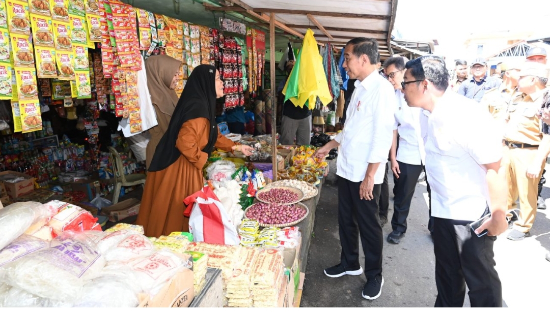 Presiden Jokowi Cek Harga Bahan Pokok di Pasar Beringin Buntok di Kabupaten Barito Selatan