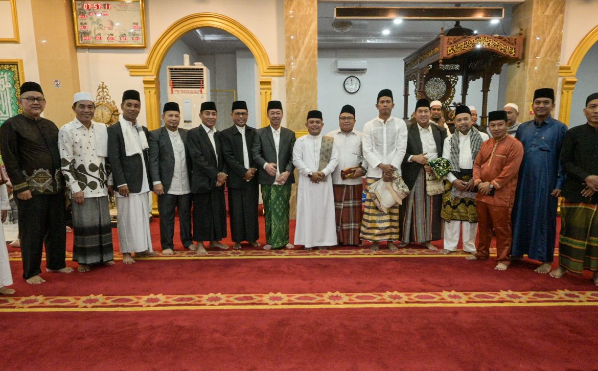Sholat Ied di Masjid Agung Al-Ikhlas, Bupati Rohil Minta Masyarakat Doakan Jamah Haji