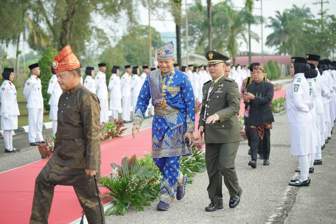 Dampingi Presiden Jokowi Hadiri Upacara Hari Lahir Pancasila, Menteri AHY Kenakan Pakaian Adat Melayu Riau