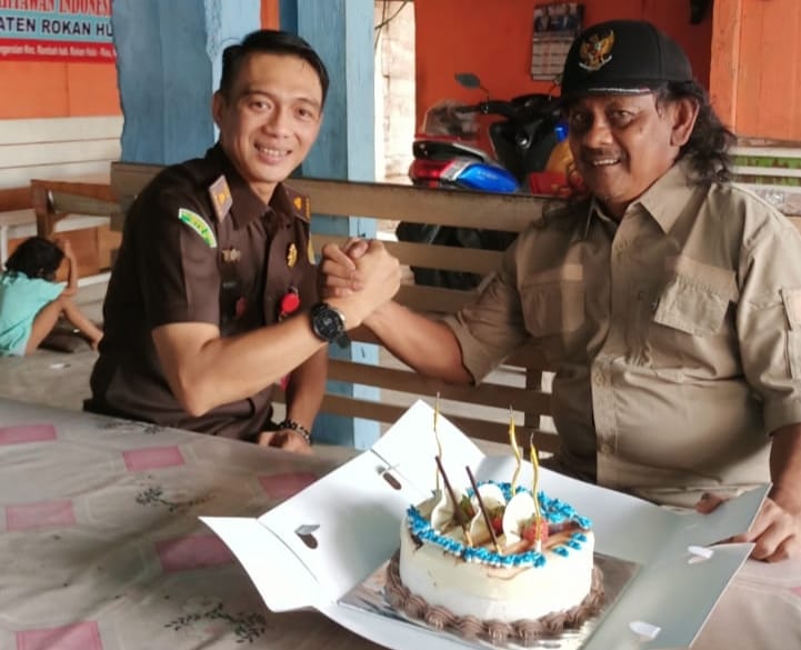 *Kajari Rohul Datangi Rumah Wartawan Alfian Top, Beri Kejutan Dengan Bawa Kue Ulang Tahun*