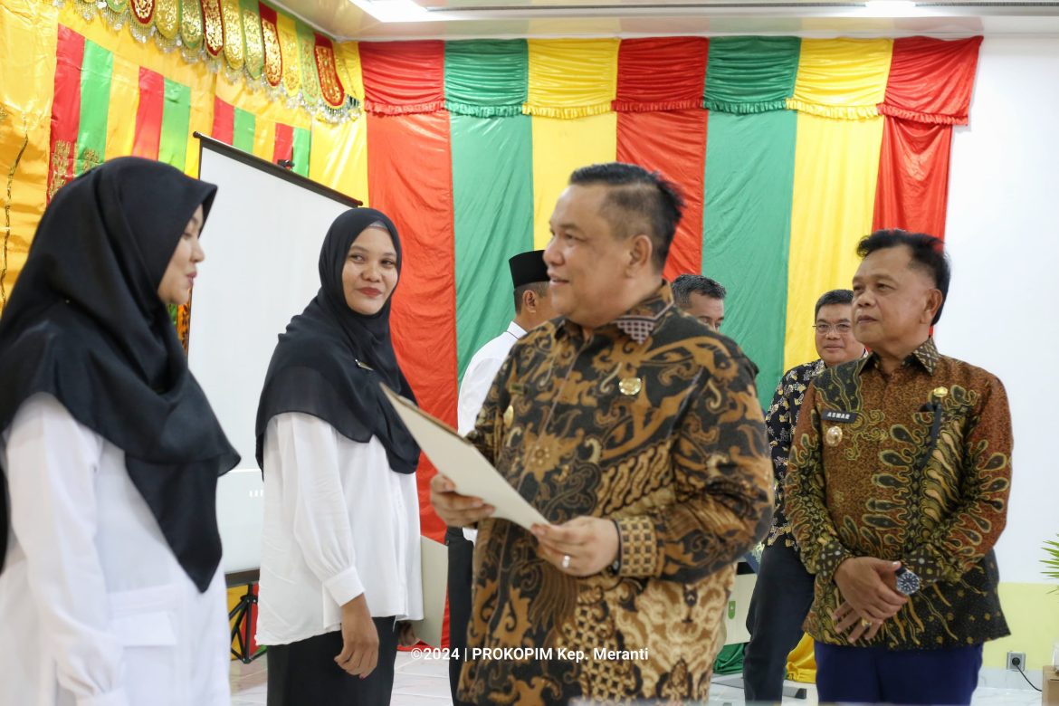 Pj Gubri Serahkan SK PPPK Guru di Meranti, Asmar Ucapkan Terima Kasih 