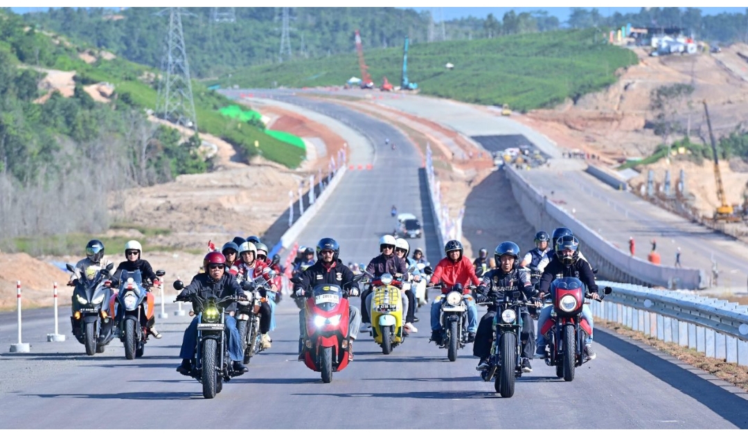 Naik Motor, Presiden Jokowi Ajak Para Influencers Tinjau Jalan Tol IKN