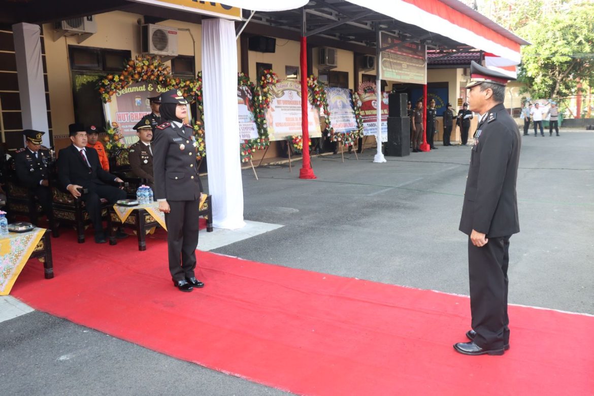 Kompol Hosna Nurhidayah Pimpin Upacara Hari Bhayangkara Ke-78 Di Polres Sampang