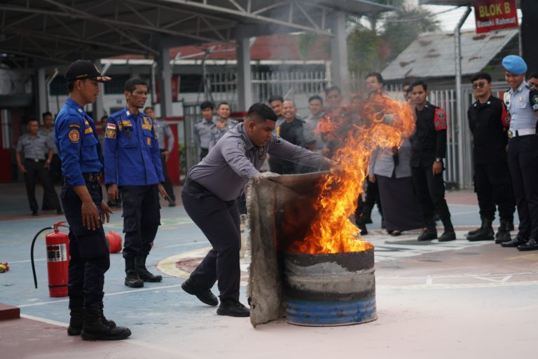 MITIGASI BENCANA KEBAKARAN, RUTAN DUMAI GANDENG DAMKAR DUMAI GELAR SIMULASI
