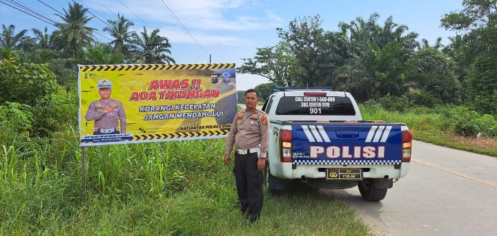 Agar Tertib Satlantas Polres Rohil Pasang Spanduk Keselamatan Bagi Pengendara