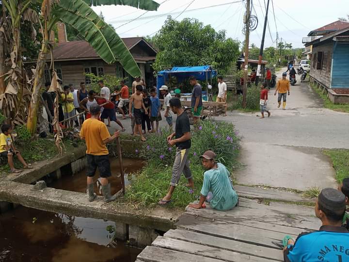 lurah Bagan Punak bersama RT/RW IPGR lakukan Pembersihan lingkungan bersama di jalan gotong royong RT 03 RW 01