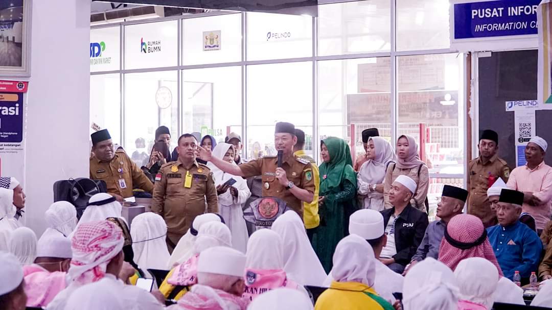 Bupati Afrizal Sintong, Sambut Kepulangan Jamaah Haji Kloter 14 Asal Rokan Hilir
