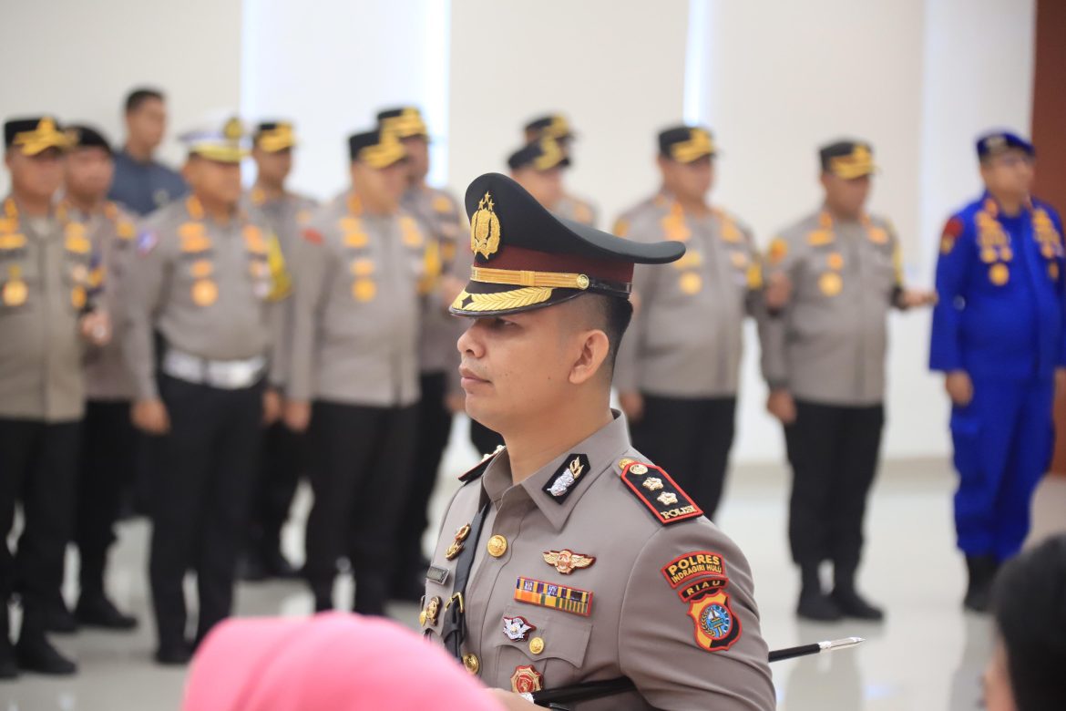 Kapolda Riau Irjen M. Iqbal Memimpin Upacara Sertijab 3 Kapolres dan Kabid Humas Bertempat di Aula Tribrata Mapolda Riau
