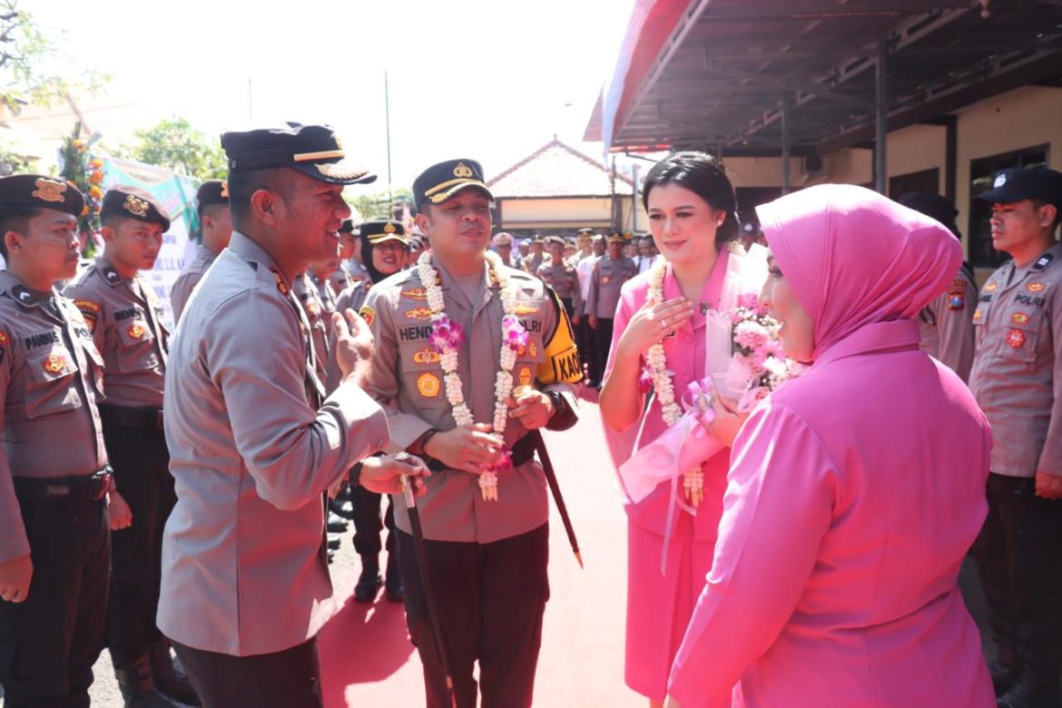 Pedang Pora Warnai Tradisi Pisah Sambut Kapolres Sampang