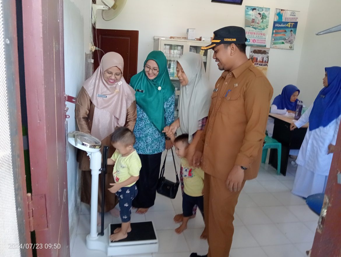 Camat Bangko Tinjau Pelaksanaan PIN Polio di Beberapa Posyandu