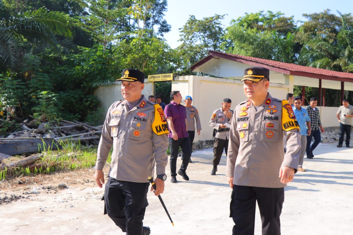 Usai Memimpin Apel Pagi Kapolres Rohil AKBP Isa Imam Syahroni Lakukan Pengecekan Lingkungan Polres Rohil