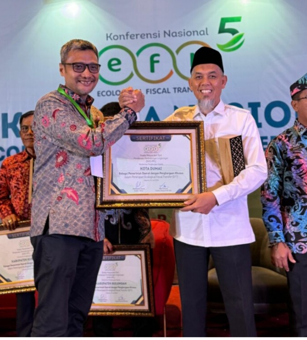 Wako Dumai,H Paisal Raih Penghargaan dan Jadi Pembicara Utama di Acara Nasional