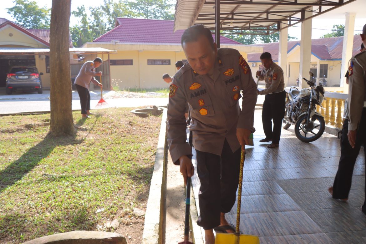 Luar Biasa Kapolres Baru Rohil Berinisiatif Memprogramkan Kegiatan Baru yang Disebut ” Berubah” (Bersih Bersih Dirumah Ibadah) 