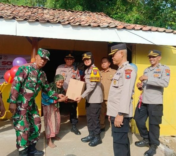 Wakapolres Sampang di Dampingi Forkopimcam Jrengik Melaksanakan Peresmian Bedah Rumah di Desa Plakaran