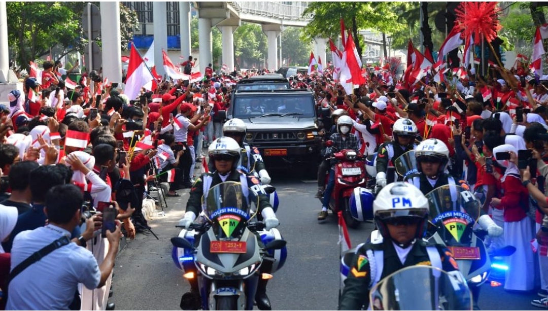 Antusiasme Warga Saksikan Kirab Duplikat Bendera dan Teks Naskah Proklamasi