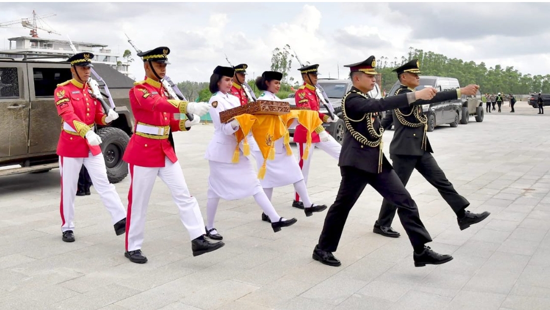 Kirab Duplikat Bendera Merah Putih dan Teks Proklamasi Tiba di Istana Negara IKN