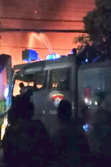 Mobil Water Cannon Polres Sampang Bantu Dinas Damkar Padamkan Kebakaran