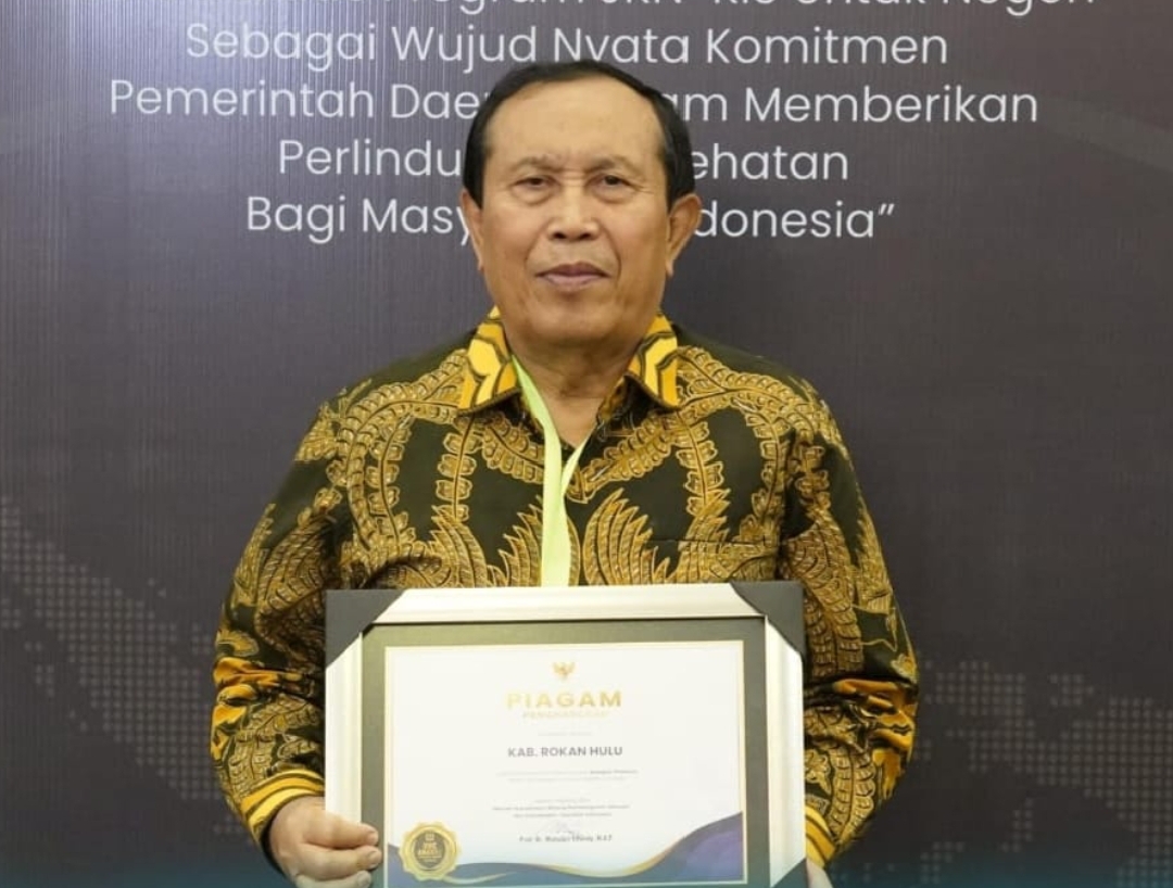 Bupati Rohul, Sukiman Raih Penghargaan Dari Presiden RI Bidang UHC