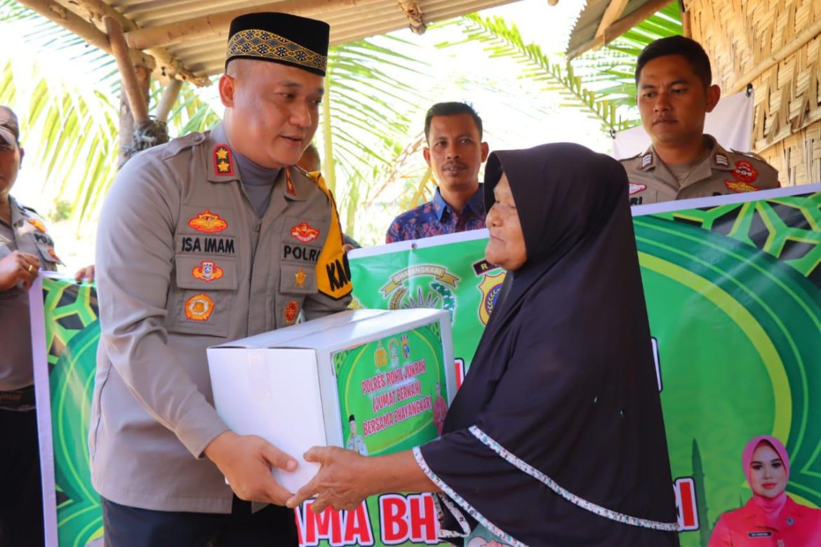 Kapolres Rohil di Dampingi Ketua Bhayangkari Rohil Ny Fikih Isa Sambangi Masyarakat Kurang Mampu Memberikan Paket Sembako