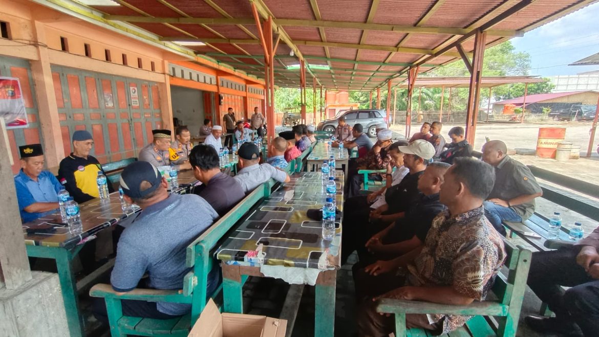 Guna Menampung Keluhan Masyarakat Kapolees Rohil AKBP Isa Imam Syahroni Menggelar Jumat Curhat di Ujung Tanjung