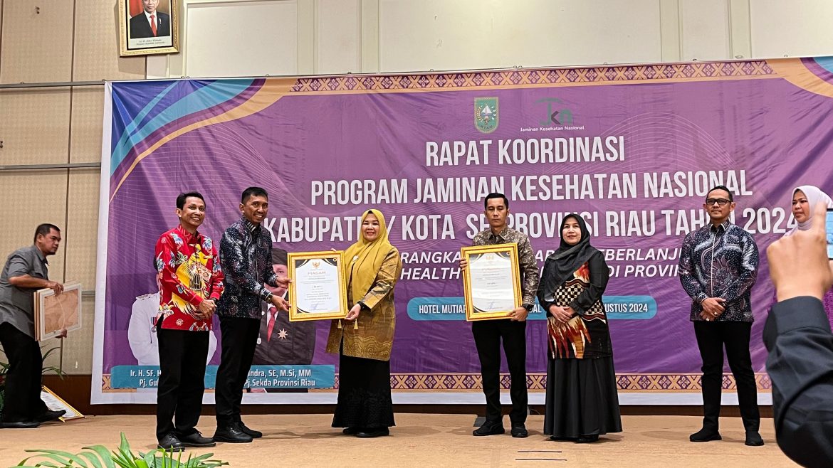 Bupati dan Kadiskes Rohil Terima Penghargaan UHC Dari Gubernur Riau