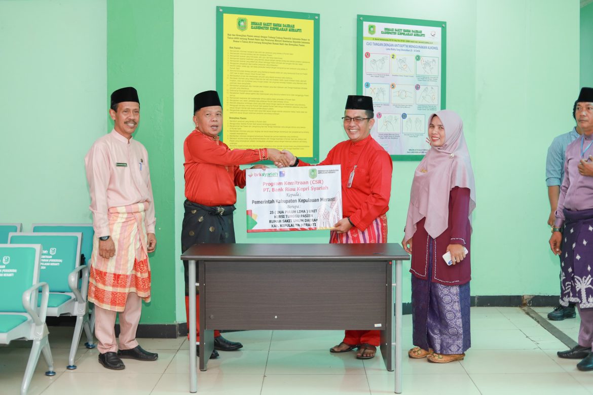 RSUD Meranti Terima 25 Paket Kursi Tunggu dari BRK Syariah