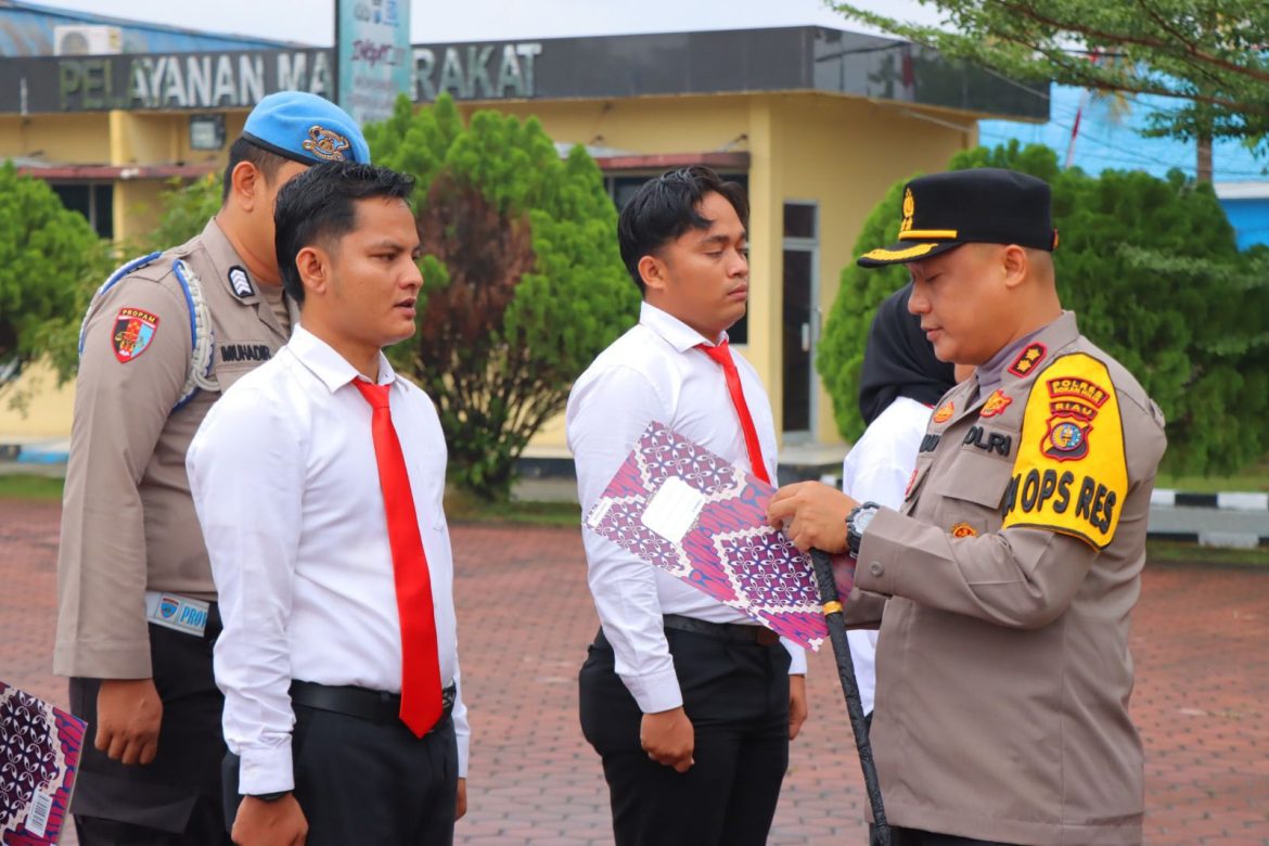 Apel Gabungan dan Pemberian Penghargaan Kepada Personil Berprestasi di Pimpin langsung Oleh Kapolres Rohil