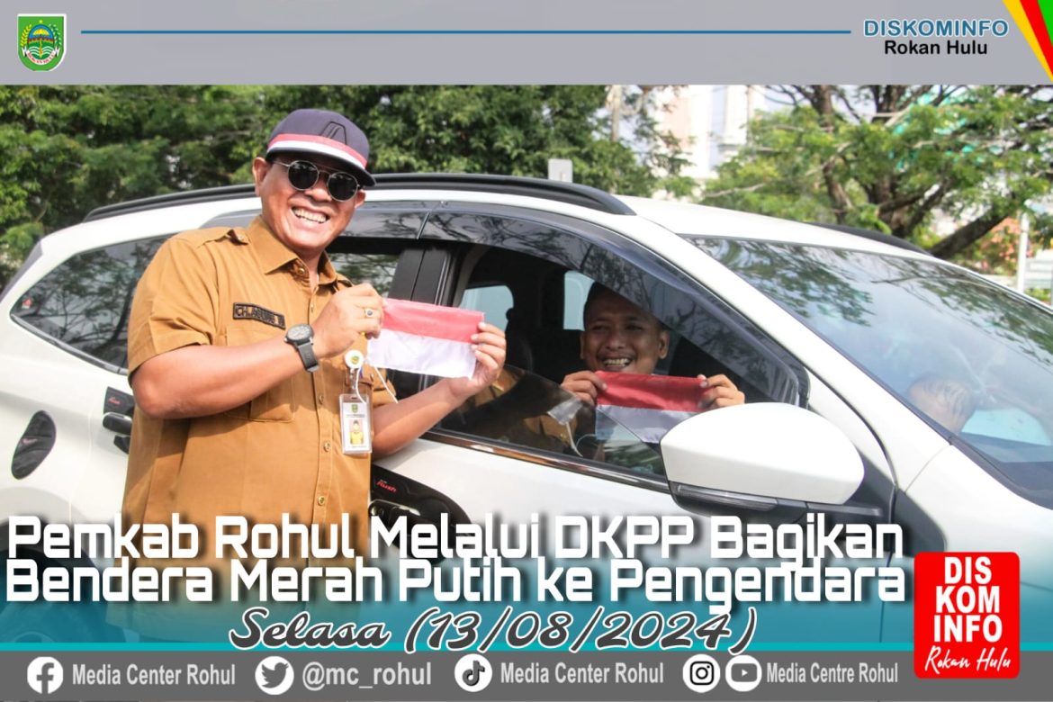 *SEMARAKKAN HUT RI KE 79, PEMKAB ROHUL BAGIKAN BENDERA MERAH PUTIH KE PENGENDARA JALAN DI AREA BUNDARAN RATIK TOGAK.*