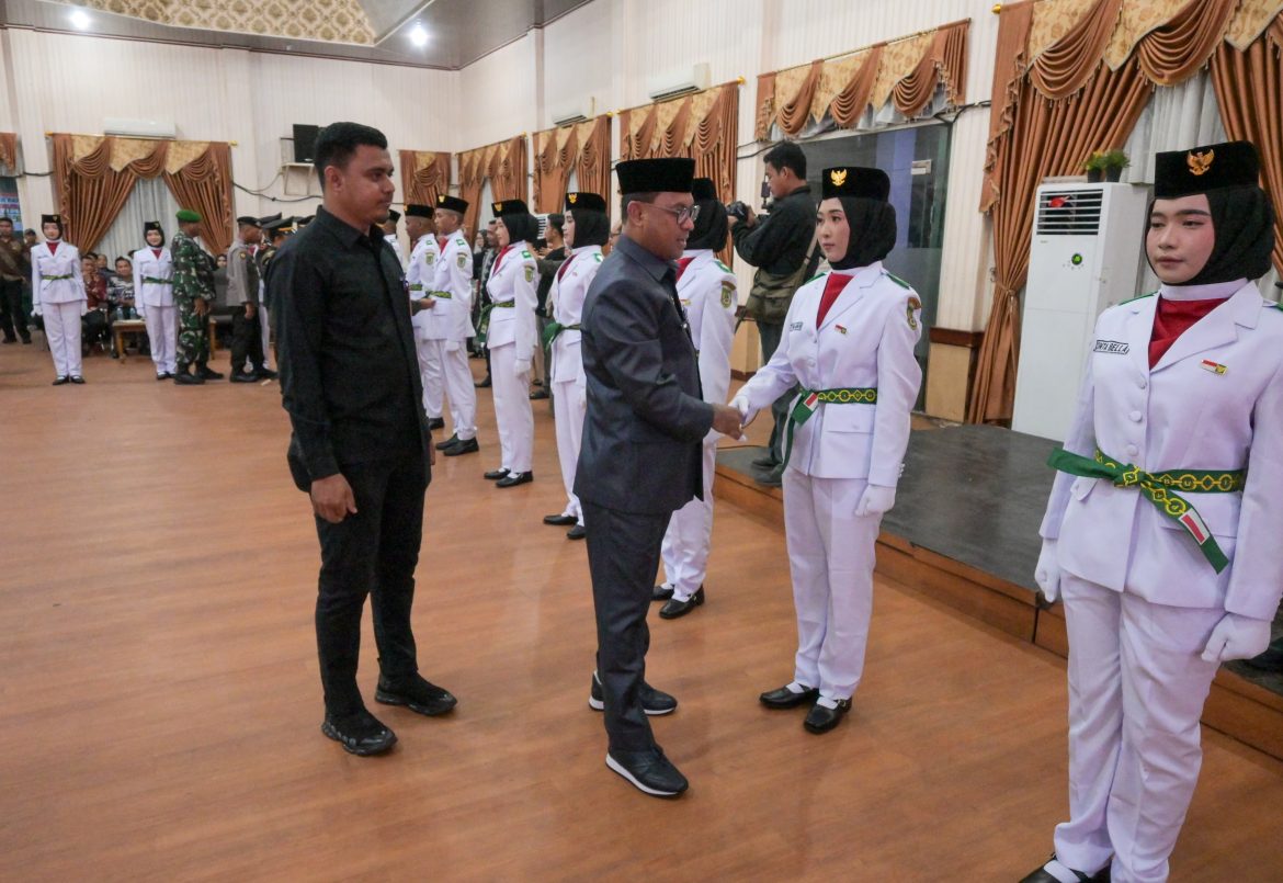 Sekda Fauzi Efrizal Kukuhkan Paskibraka HUT Kemerdekaan RI Ke-79 Kabupaten Rokan Hilir tahun 2024