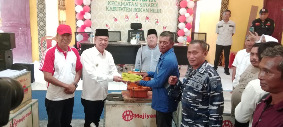 Bupati Rohil Serahkan Bantuan 20 Unit Mesin Boat Kepada Nelayan Sinaboi