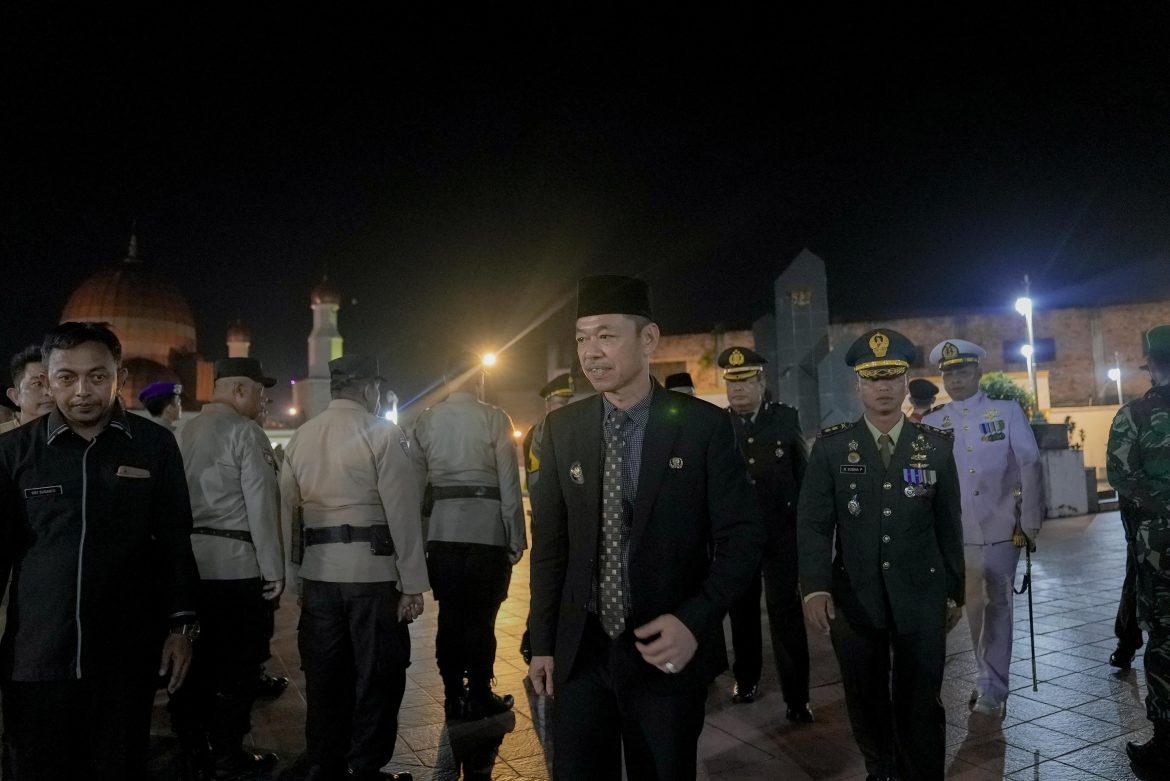 Bupati Rohil Afrizal Sintong Lepas Peserta Pawai Obor Malam Taptu