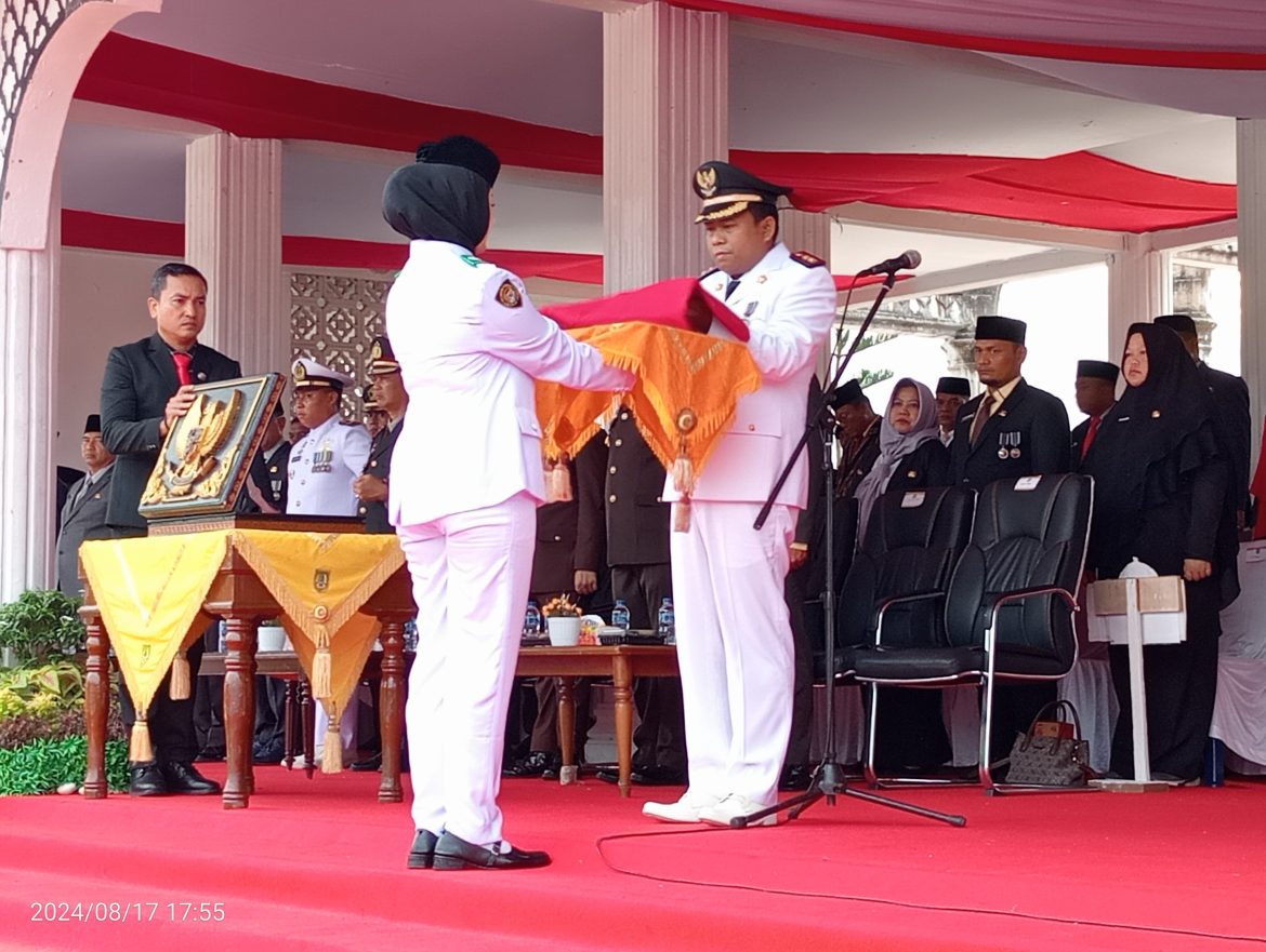 Wabup Rohil Menjadi Inspektur Upacara Penurunan Bendera Peringatan HUT Ke 79 Kemerdekaan RI 