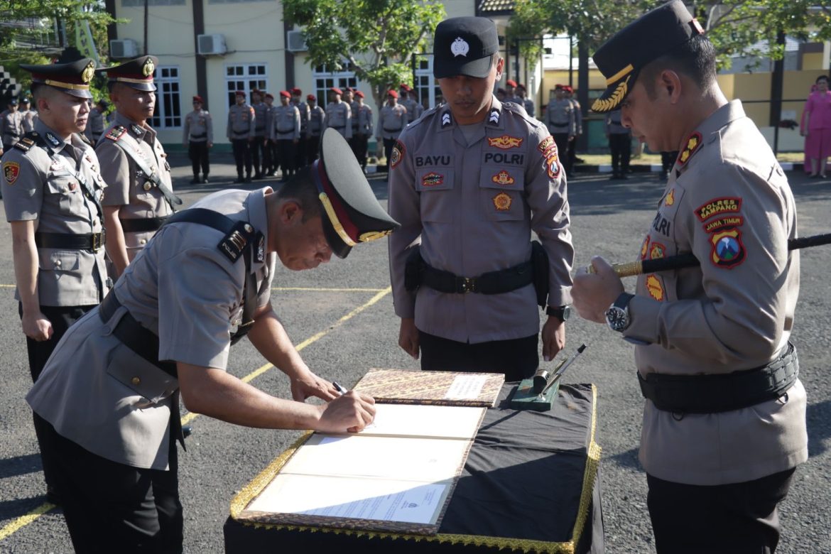 Kapolres Sampang Pimpin Upacara Sertijab Kasat Lantas Dan 2 Kapolsek Jajaran