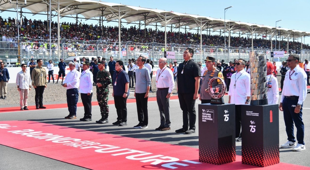 Presiden Jokowi Saksikan dan Serahkan Trofi Juara Pertamina Grand Prix of Indonesia 2024