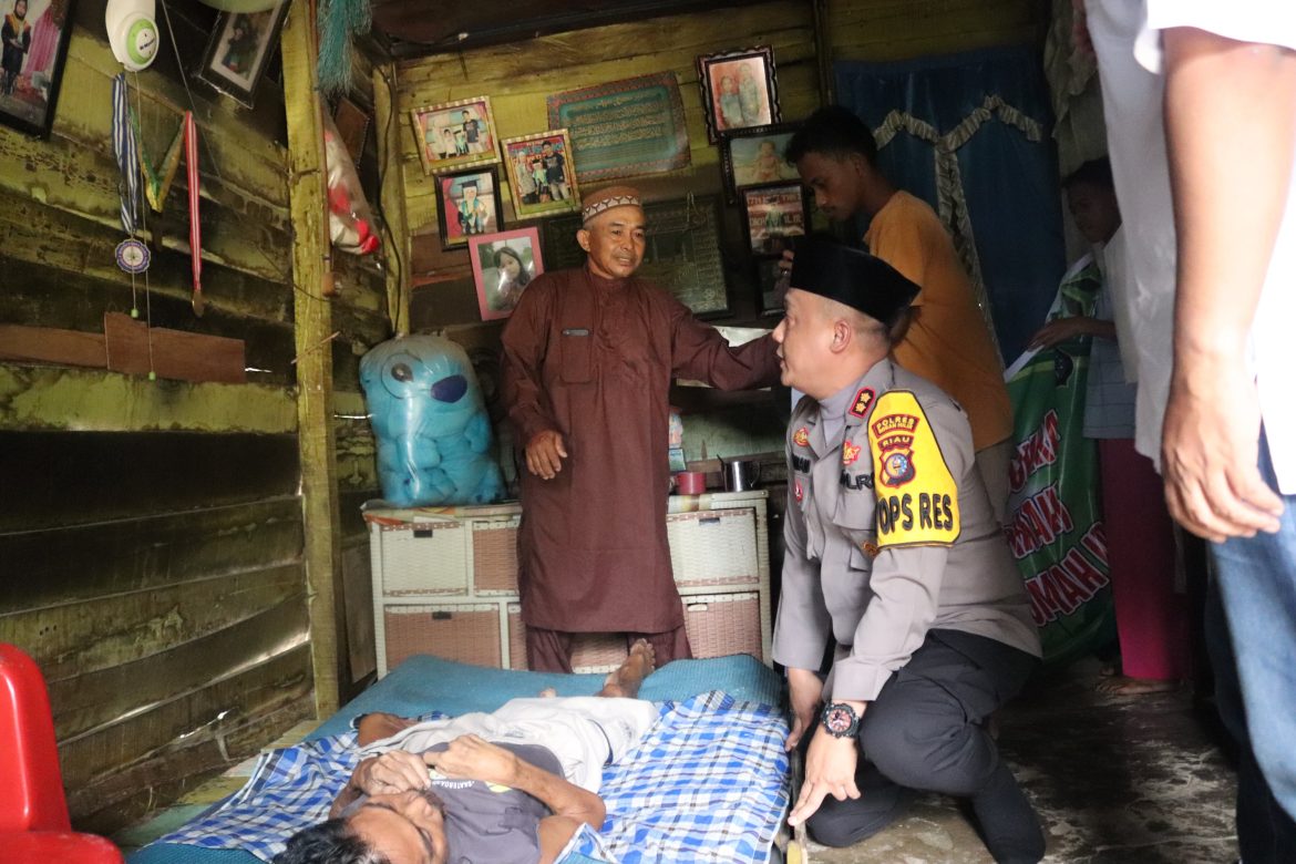 Terus Cooling System Masyarakat Jelang Pilkada, Kapolres Rohil Kunjungi Warga Sakit Menahun
