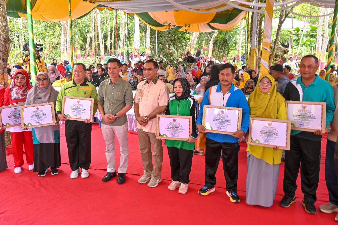 Hadiri Acara Syukuran Juara Kota Bersih Bupati Rohil Serahkan Piagam Penghargaan 8 Sekolah Adiwiyata 