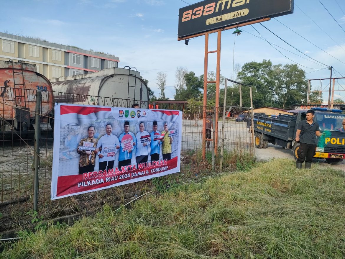 Cooling System Pilkada 2024, Polres Rohil dan Polsek Jajaran Serentak Pasang Spanduk dan Baliho 