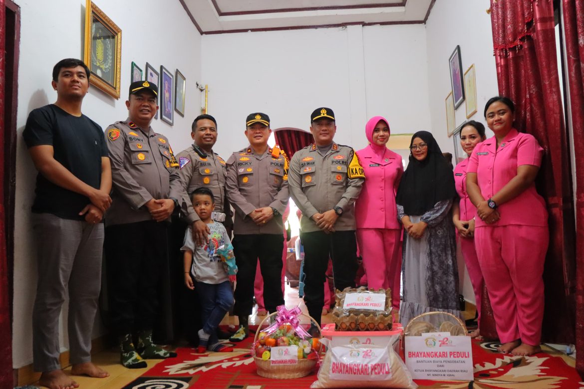 Cooling System Pilkada Damai, Kapolres bersama Bhayangkari Rohil Baksos di TPTM 