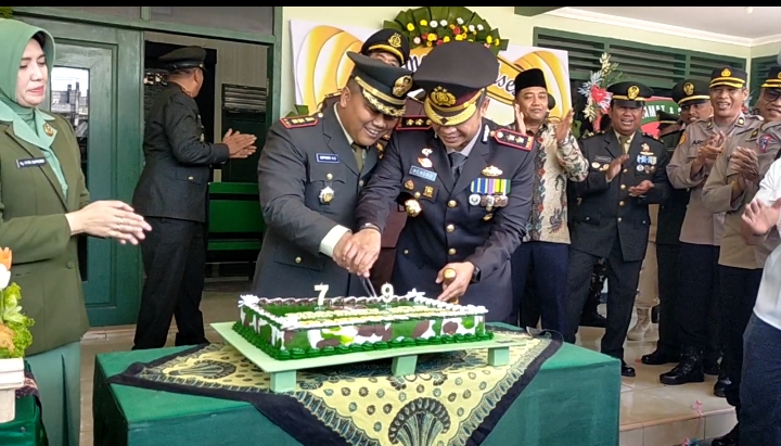 Ulang Tahun TNI Ke-79, Dandim 0828/Sampang Dapat Kejutan Dari Kapolres Sampang