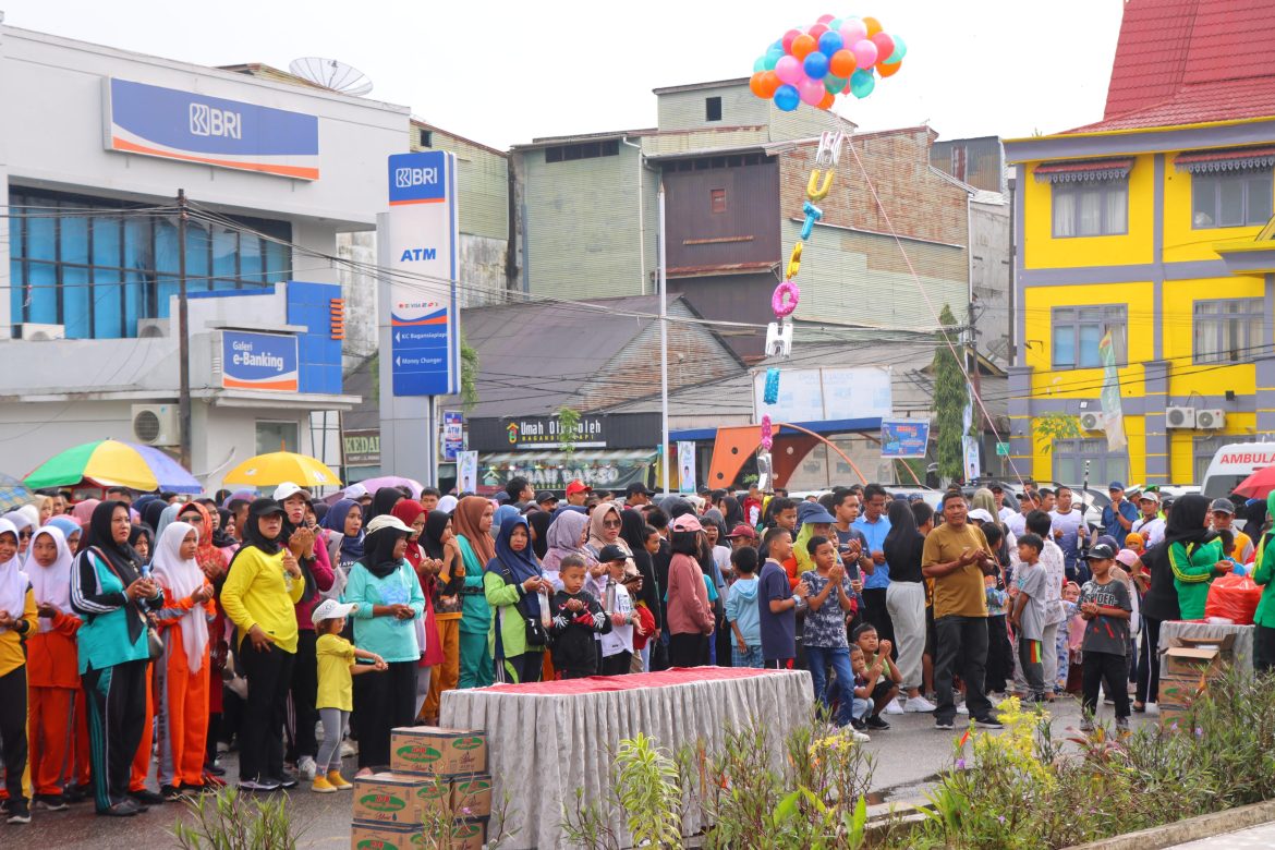 Kapolres Rohil saat Ikuti Jalan Santai Dalam Rangka Memeriahkan HUT ke – 25 Kabupaten Rohil 
