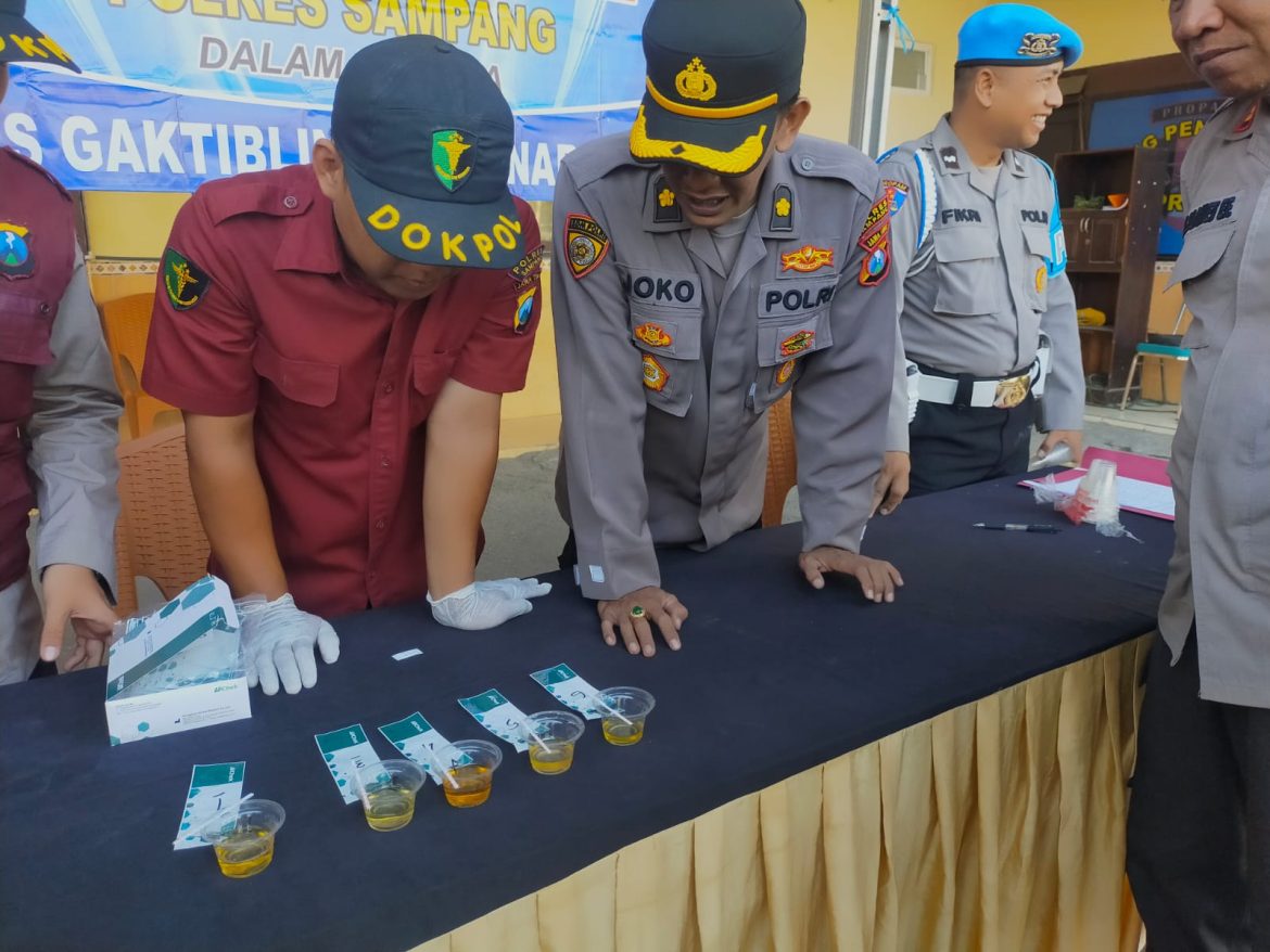 Jelang Pengamanan Pilkada 2024, Anggota Polres Sampang Jalani Tes Urine